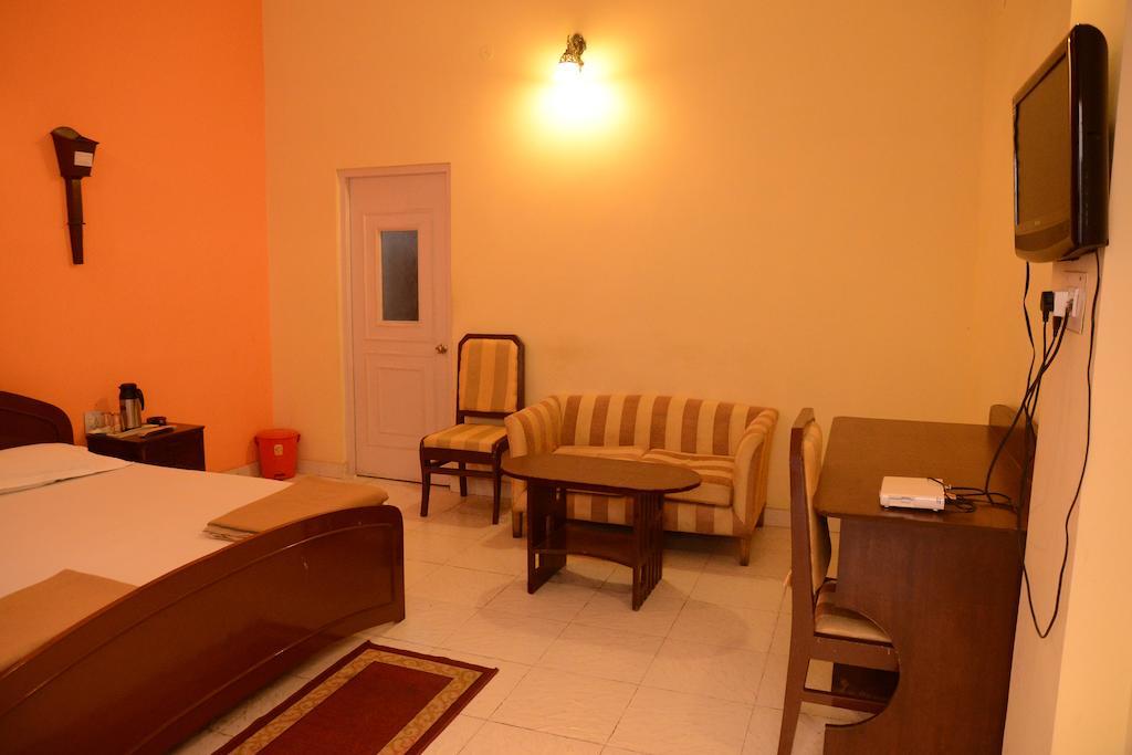 Hotel The Orient Kanpur Room photo